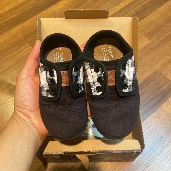 Toms infant/toddler boy canvas shoes size 6 - Picture 1 of 5